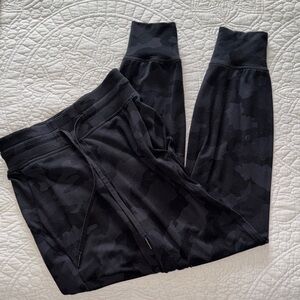 LULULEMON Women's Dark Gray/Black Camo Lounge Pants Joggers | Size 2